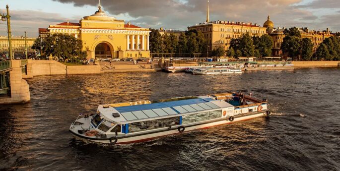 Теплоход Фестиваль для водных экскурсий в Санкт-Петербурге