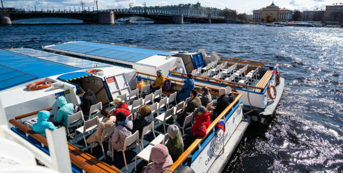 Водные экскурсии в Санкт-Петербурге на теплоходе Талисман