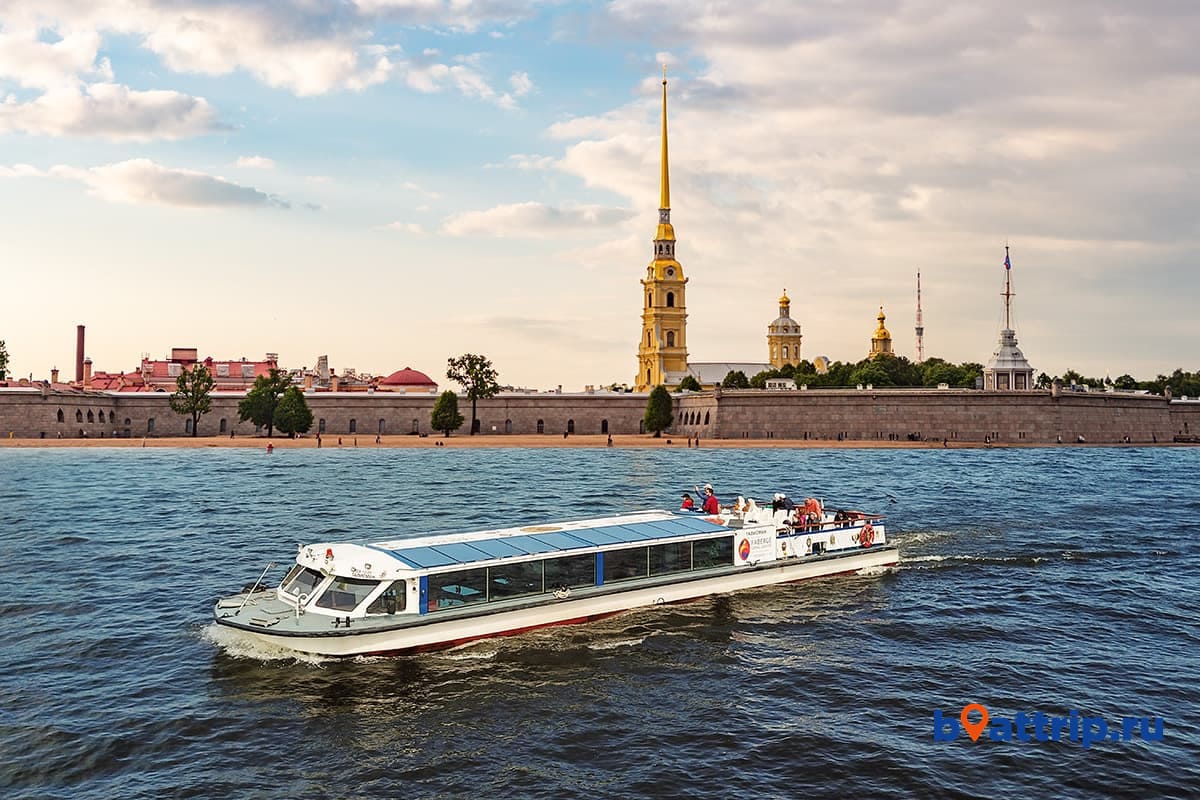 Теплоход Талисман для водных экскурсий в Санкт-Петербурге